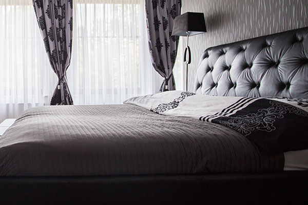 vorhänge-und-Möbelstoffe-luxury-bedroom-in-gray-color-PVRUXFS